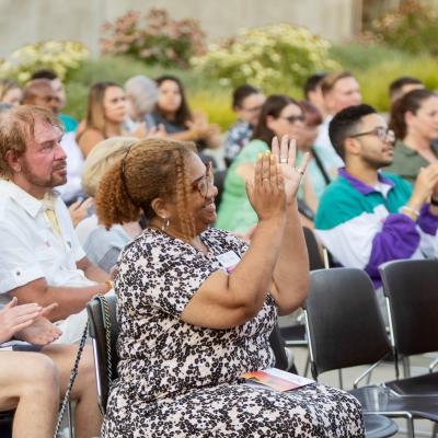 audience clapping